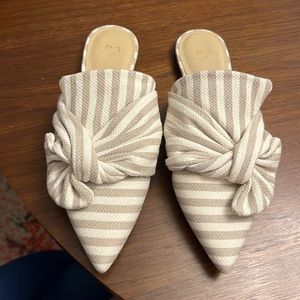 Marc Fisher LTD leather sole mule in size 7M and color is beige and white.